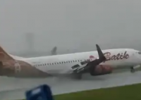 驚險一幕 印尼一客機著陸時險墜毀 究竟是怎么回事？