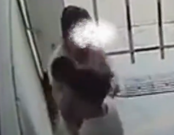 1歲男孩被女子強(qiáng)摟親吻后發(fā)燒得水痘 背后真相實(shí)在讓人驚愕