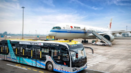 旅客擺渡車內(nèi)暈倒有人破窗 機(jī)場(chǎng)通報(bào) 為什么引爭(zhēng)議？