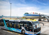 旅客擺渡車內(nèi)暈倒有人破窗 機場通報 為什么引爭議？