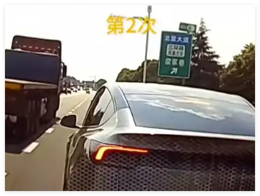 特斯拉高速上連續(xù)5次別停后車 原因竟是這樣太讓人氣憤