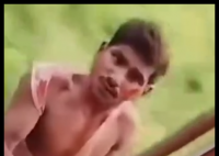 印度小偷行竊后掛火車外側(cè)趁機跳車 視頻引發(fā)社交媒體關(guān)注