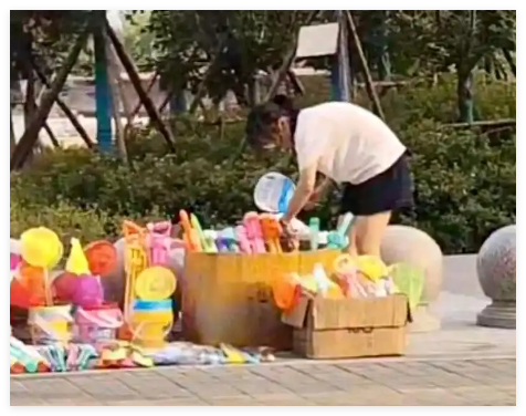 14歲女孩擺攤賣玩具25天賺2000元 到底是是真的？