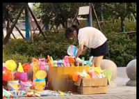 14歲女孩擺攤賣玩具25天賺2000元 到底是是真的？