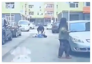 女子騎車摔倒 追責(zé)10米外轎車司機(jī) 背后真相實(shí)在讓人驚愕