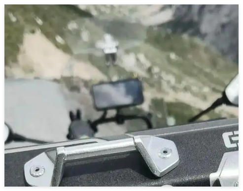 奔馳女司機逆行逼停摩托 一旁是懸崖 事件始末2025最新消息