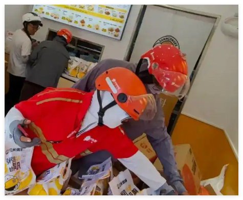 90后銀行職員夫妻下班送外賣解壓 收獲不少網友的關注