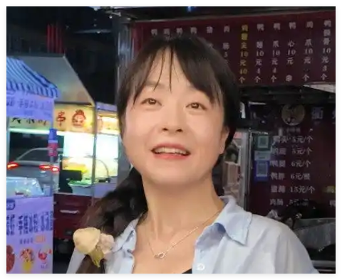 雙腿截肢女子夜市擺攤成“團(tuán)寵” 畫(huà)面曝光太火爆了