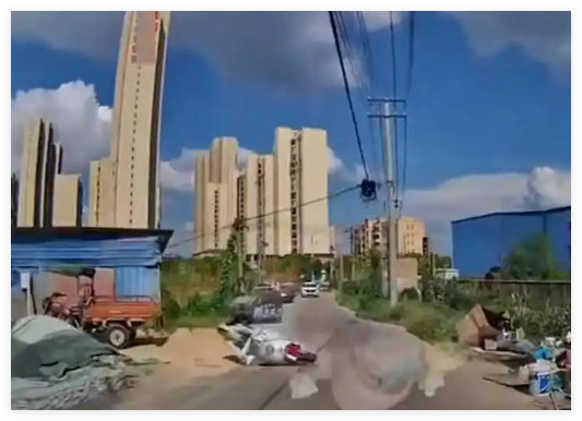 女子單手騎車摔倒 相隔7米汽車擔責 內幕曝光簡直太意外了