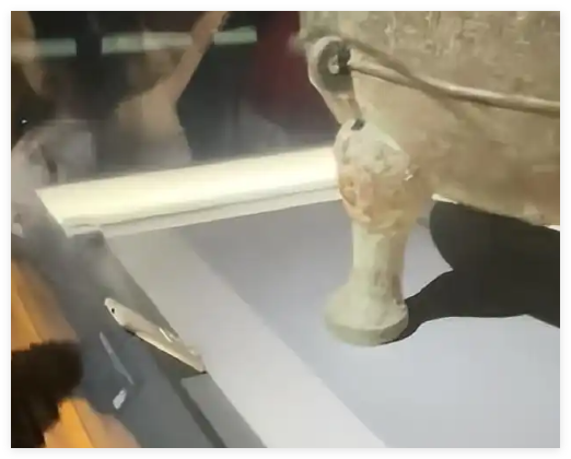 青銅器展柜內(nèi)有一部手機(jī) 博物院回應(yīng) 事件始末2025最新消息