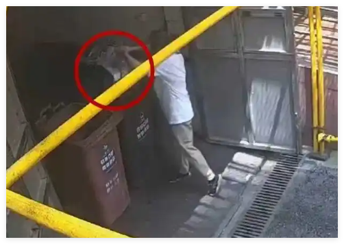 15萬現(xiàn)金被男子當(dāng)垃圾扔了 到底是什么情況？