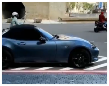 臺灣一男子開敞篷跑車搶劫14萬金鏈 這也太膽大妄為了