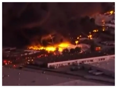 美國一飛機(jī)墜毀 附近大樓被撞 究竟是怎么回事？