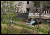 醉駕男子車內(nèi)酣睡 醒來發(fā)現(xiàn)在河中 原因竟是這樣太可怕了