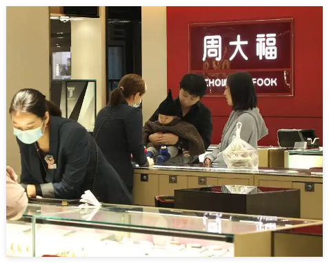 金價(jià)暴漲三四線城市金店撐不住了 為什么漲這么多？