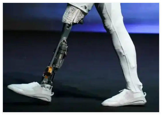 何小鵬再回應(yīng)機器人里藏真人質(zhì)疑 事件始末2025最新消息